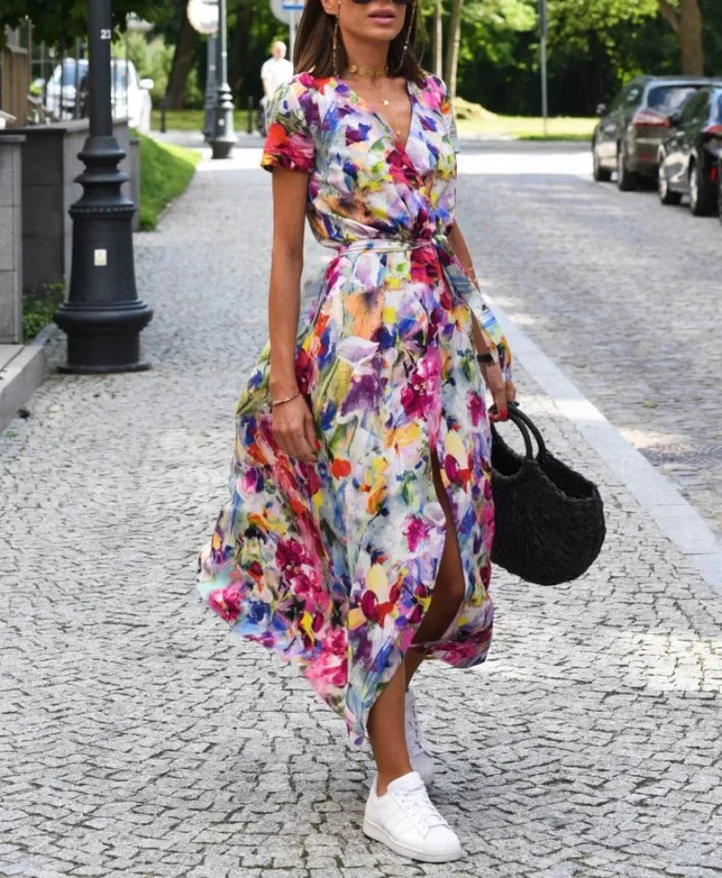 Amy – Midikleid mit Blumenmuster und V-Ausschnitt