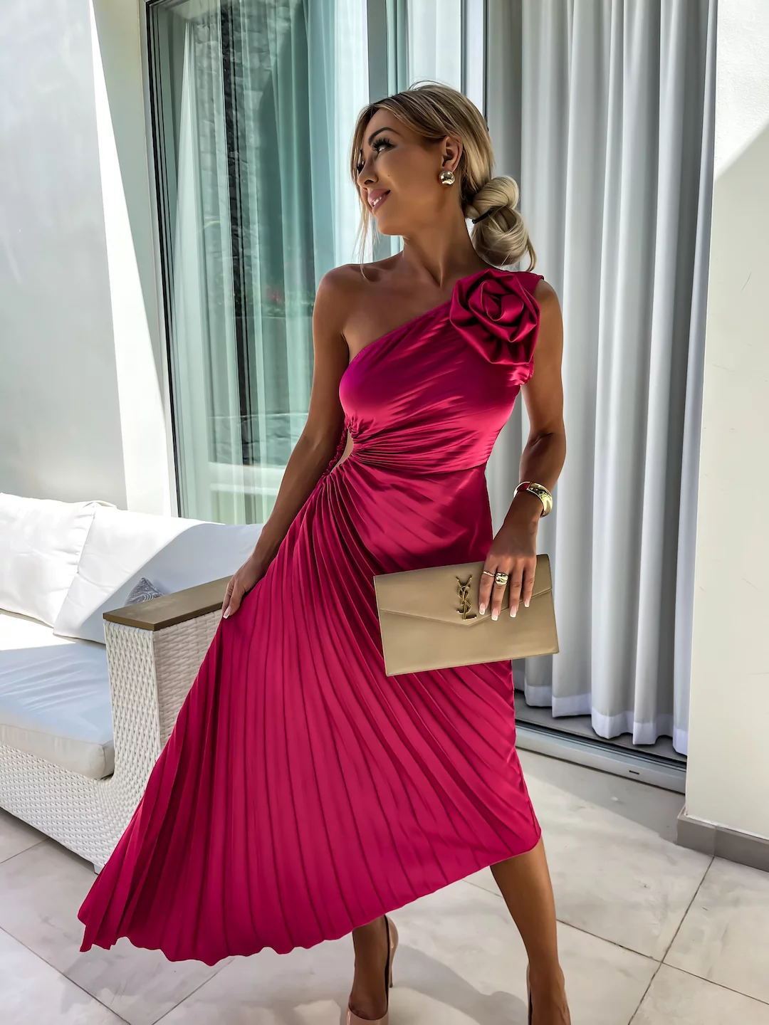 Damen One-Shoulder Plissee-Fishtail Cocktailkleid mit Blumendetail – Elegantes Partykleid für festliche Anlässe