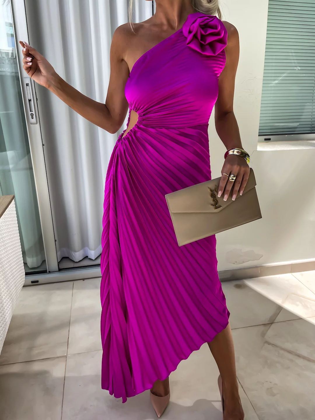 Damen One-Shoulder Plissee-Fishtail Cocktailkleid mit Blumendetail – Elegantes Partykleid für festliche Anlässe