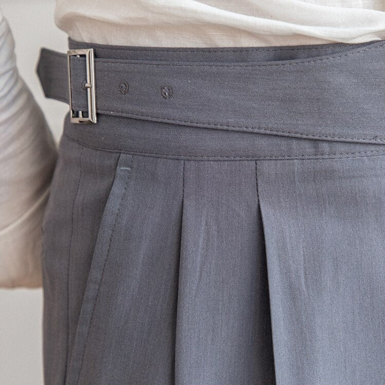 Herren High-Waist Anzughose mit Bundfalte und seitlicher Schnalle – Eleganter Business- und Freizeitstil