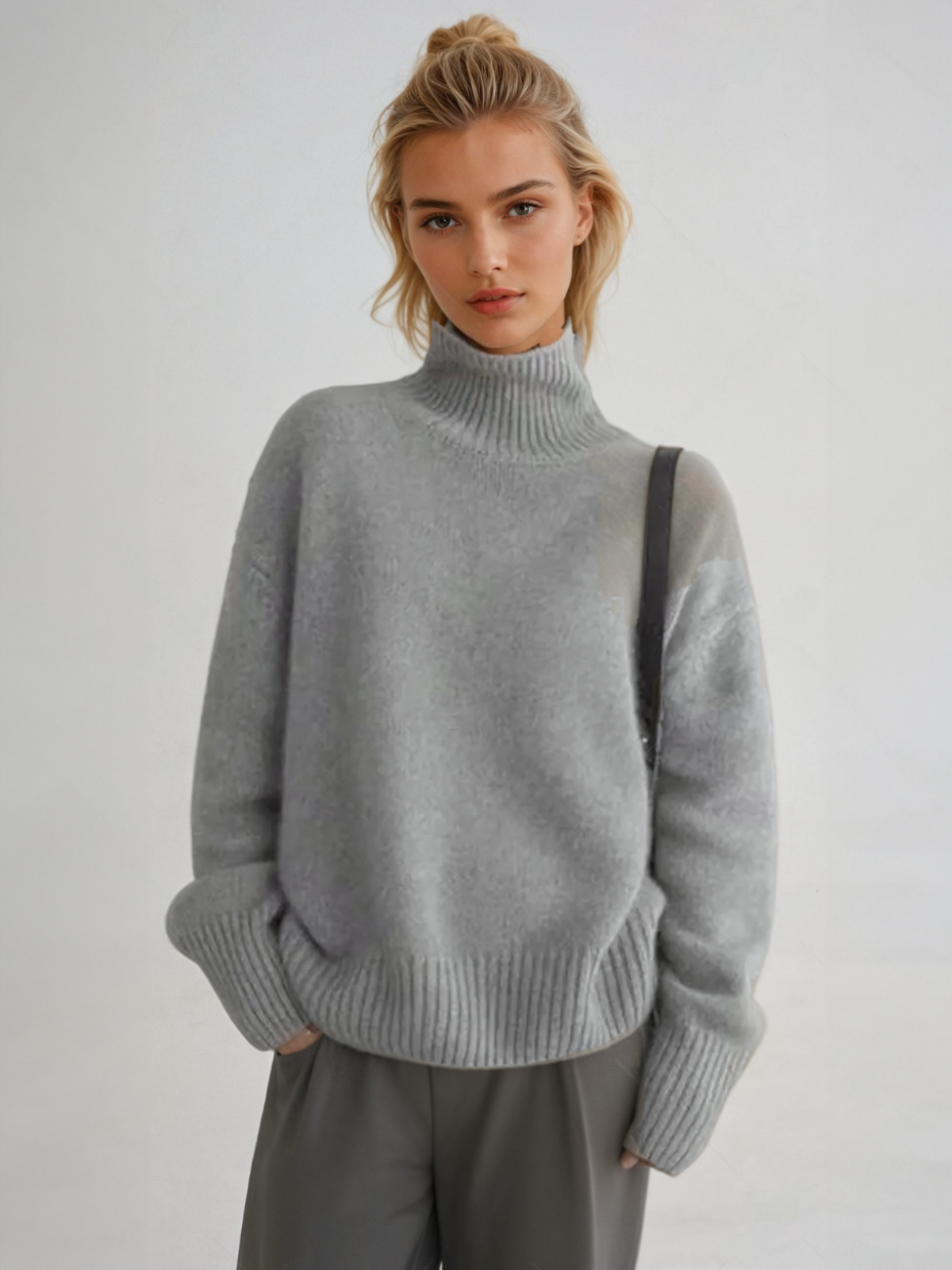 Women's turtleneck sweater in trendy oversized look for autumn and winter, casual and elegant