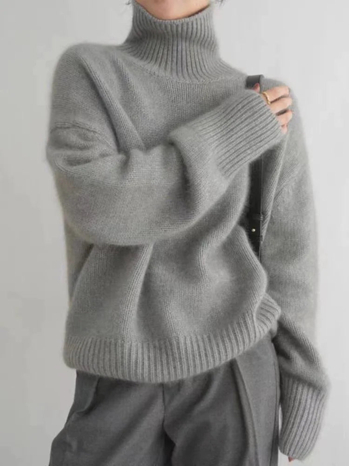 Women's turtleneck sweater in trendy oversized look for autumn and winter, casual and elegant