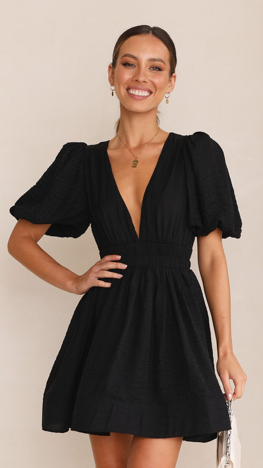 Shannon – Kurzes Kleid mit V-Ausschnitt und Laternenärmeln