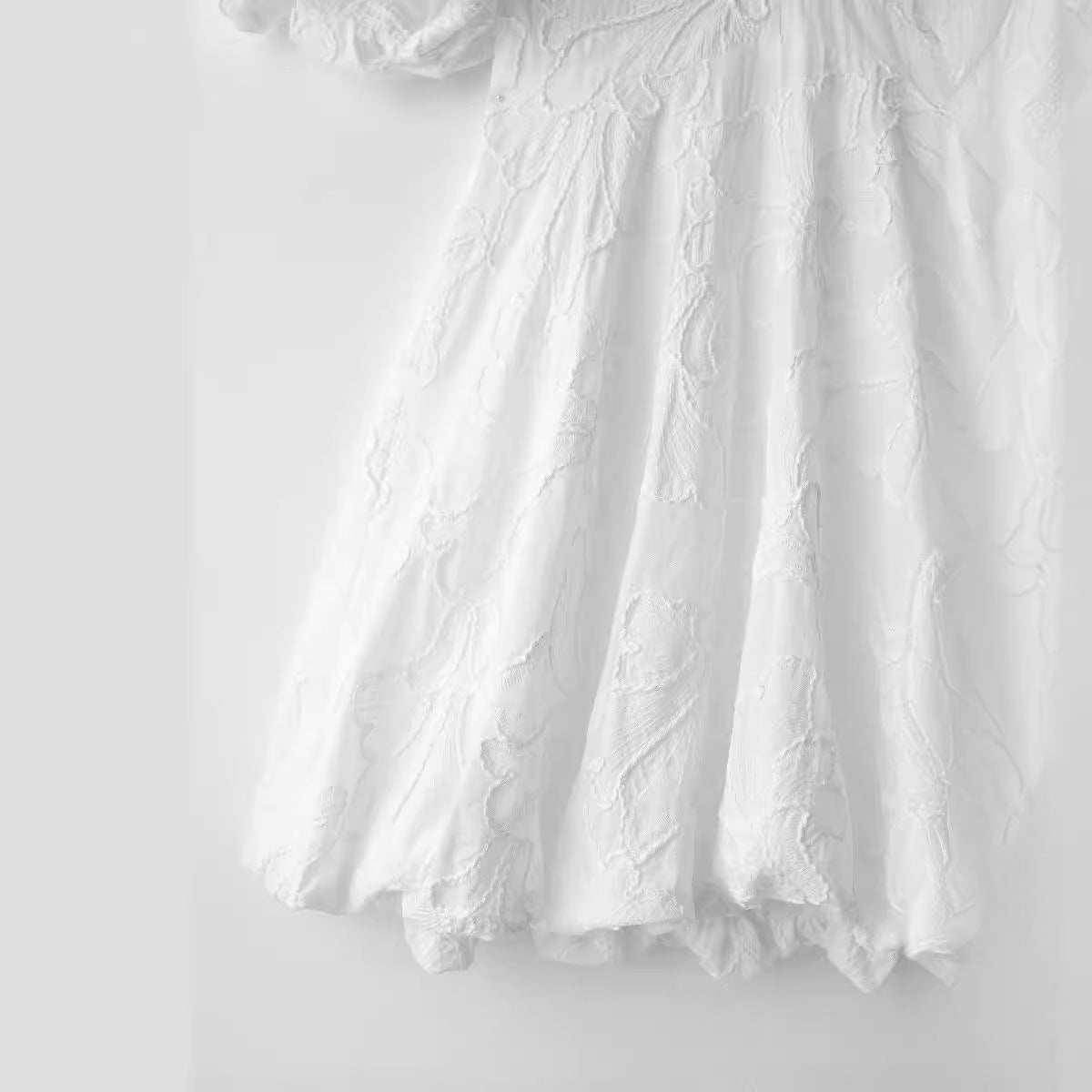 Lydia – Einfaches, flauschiges Kleid mit Stickerei für Damen im Frühling
