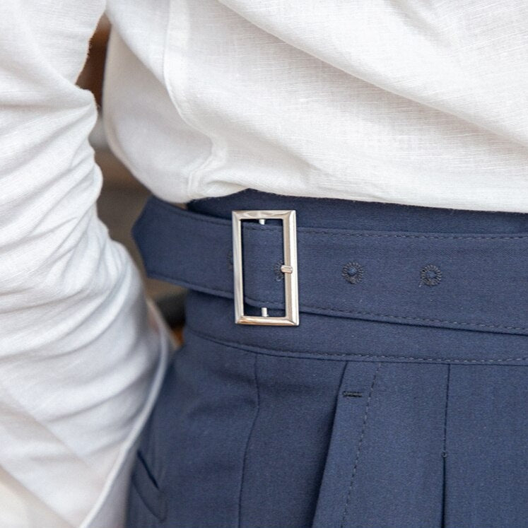 Herren High-Waist Anzughose mit Bundfalte und seitlicher Schnalle – Eleganter Business- und Freizeitstil