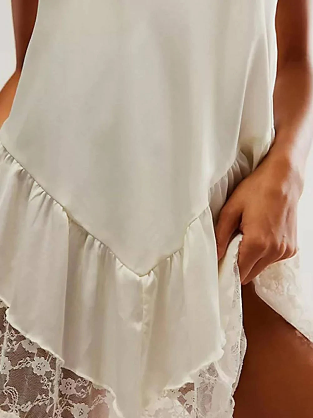 Lily – Fließendes Minikleid mit Spitze & Teddy Pullover