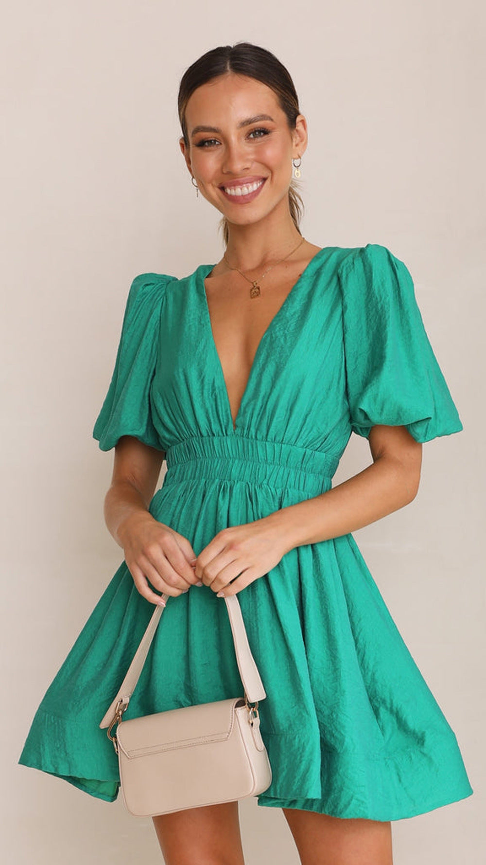 Shannon – Kurzes Kleid mit V-Ausschnitt und Laternenärmeln