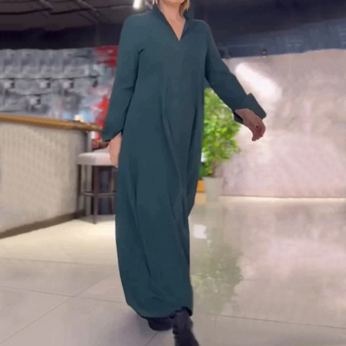 Stephanie – Langes, Lockeres Kleid mit V-Ausschnitt und Langarm