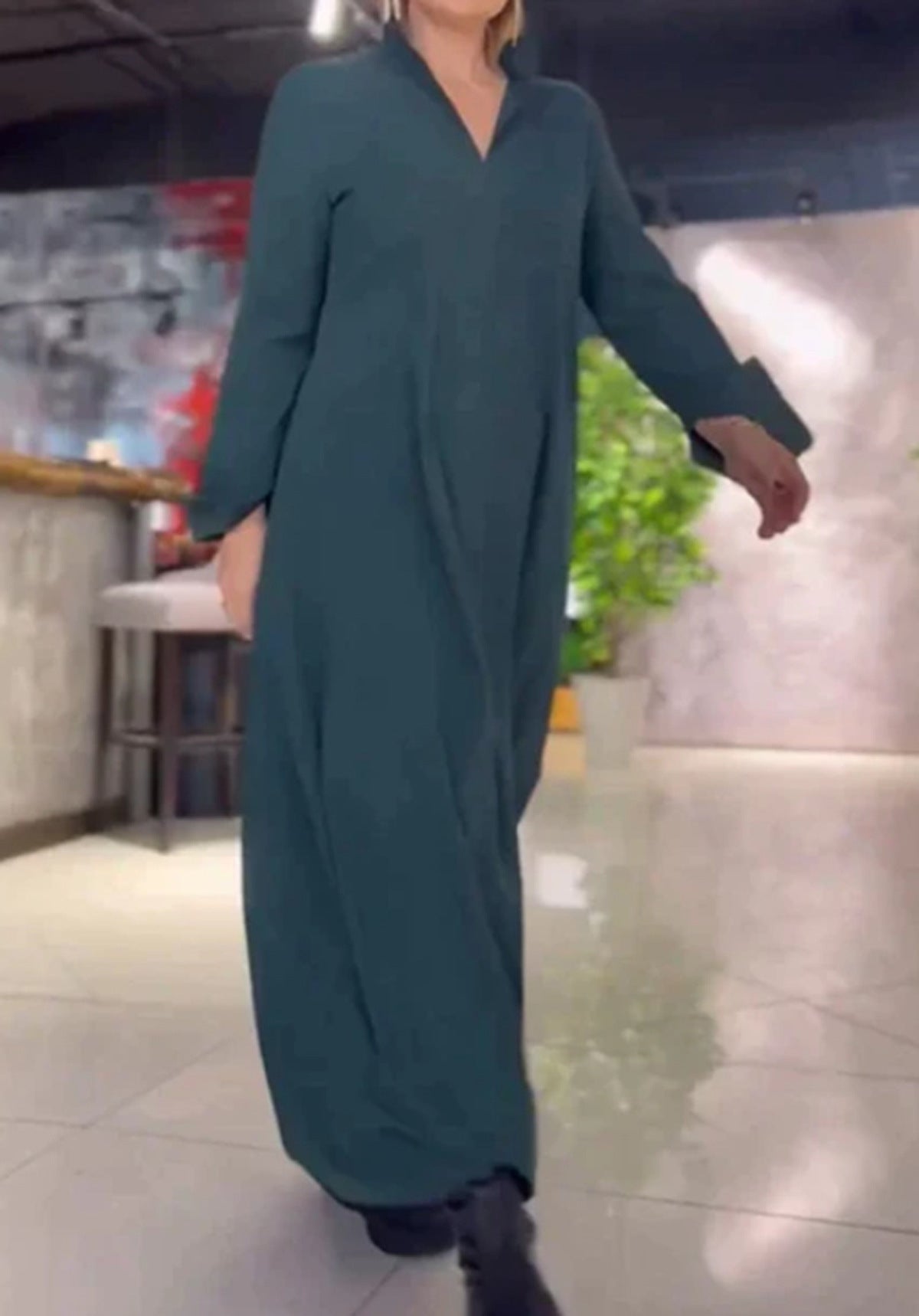 Stephanie – Langes, Lockeres Kleid mit V-Ausschnitt und Langarm