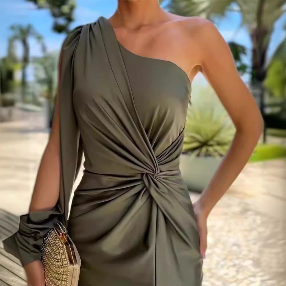 Betty – Diagonales Schulterknoten-Kleid mit Schlitz in Einfarbigem Slim Fit