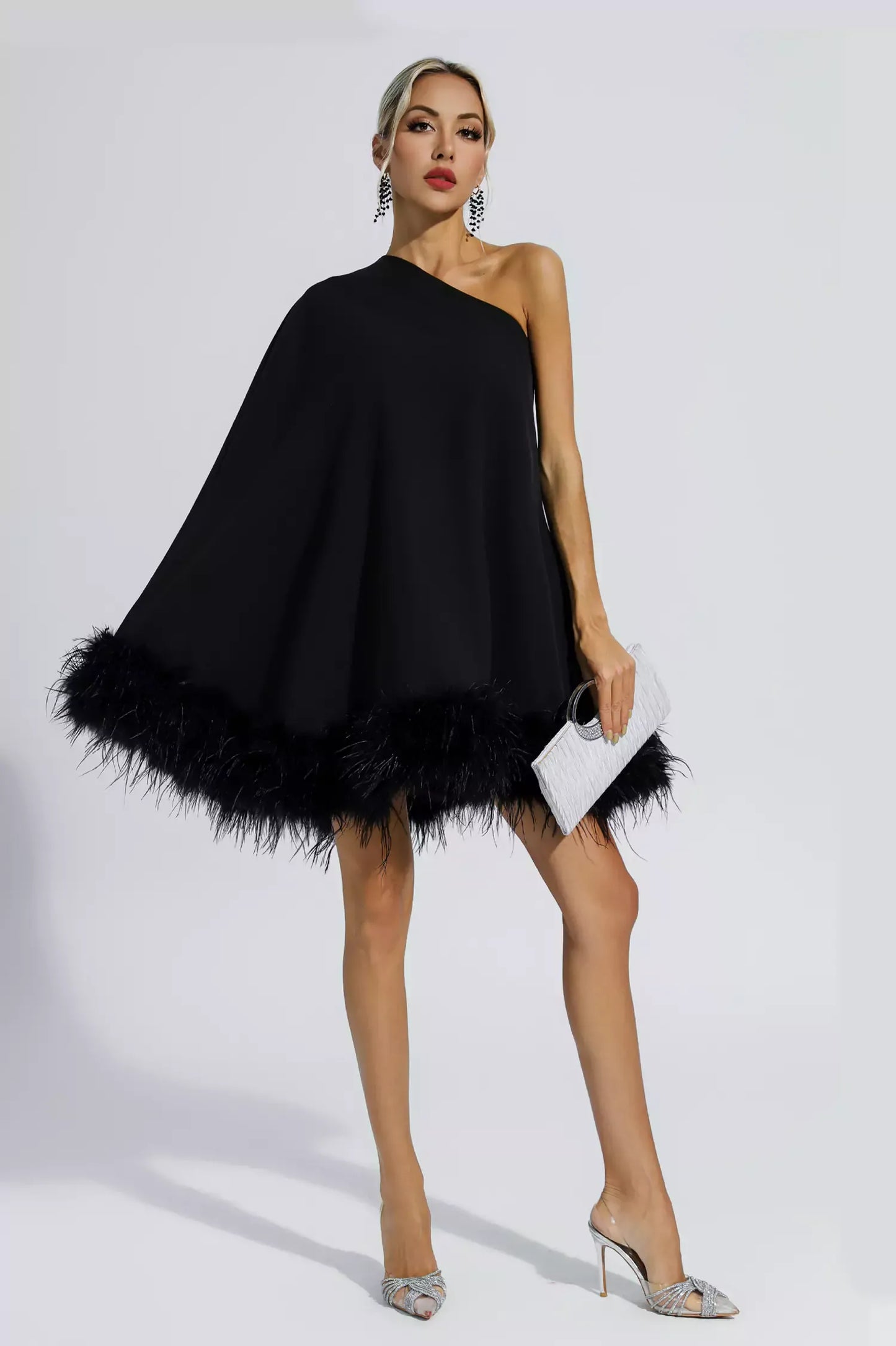 Kim – Mini Kleid mit Federbesatz und Einem Schulter