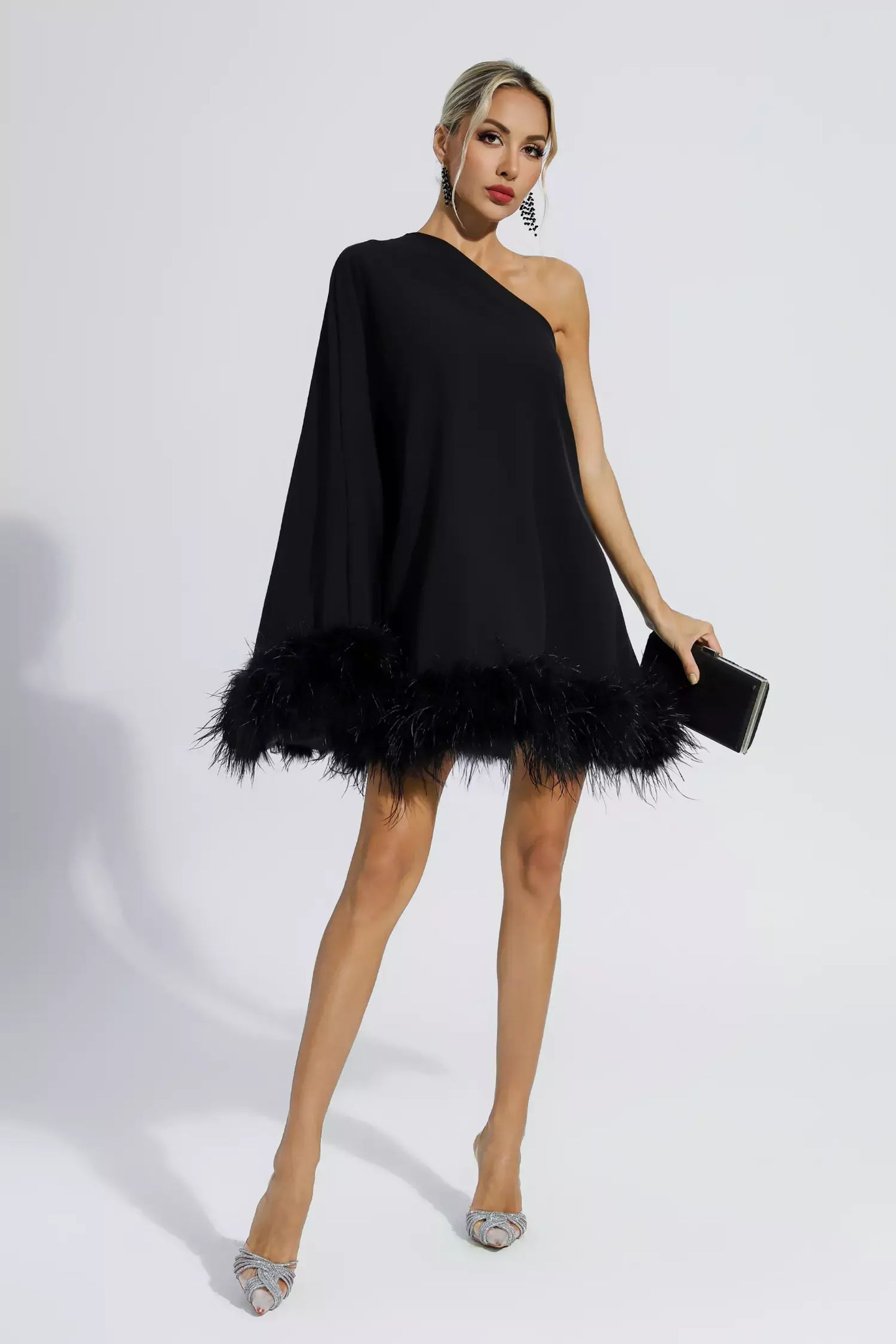Kim – Mini Kleid mit Federbesatz und Einem Schulter