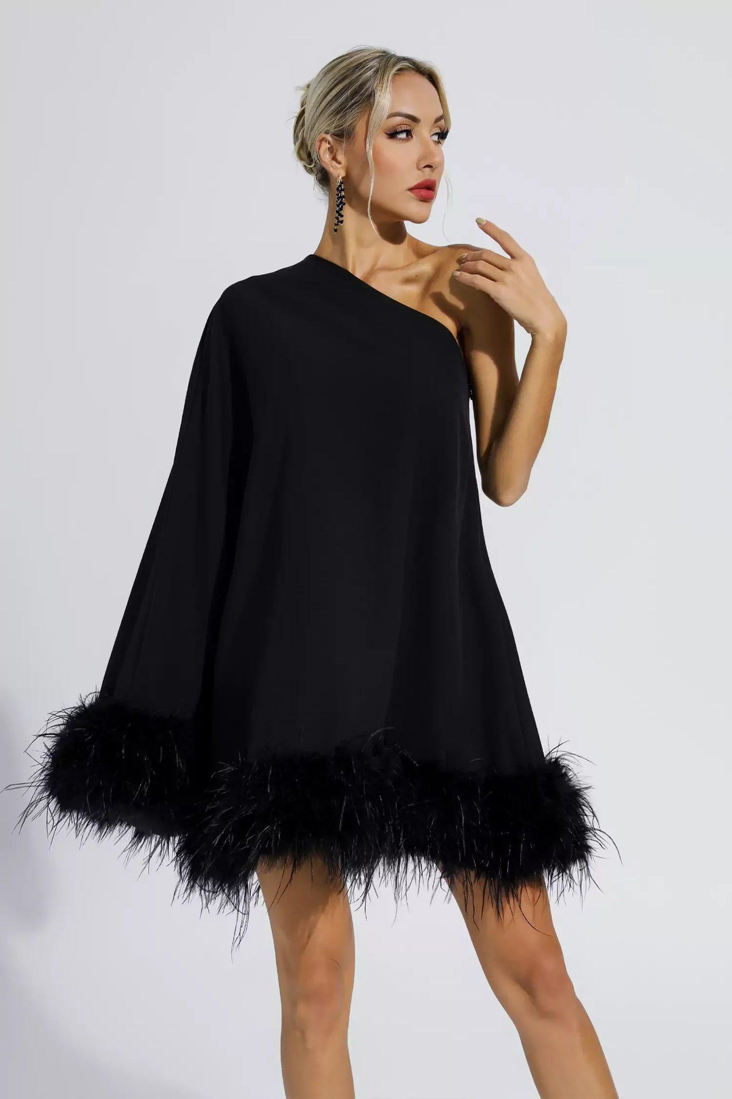 Kim – Mini Kleid mit Federbesatz und Einem Schulter
