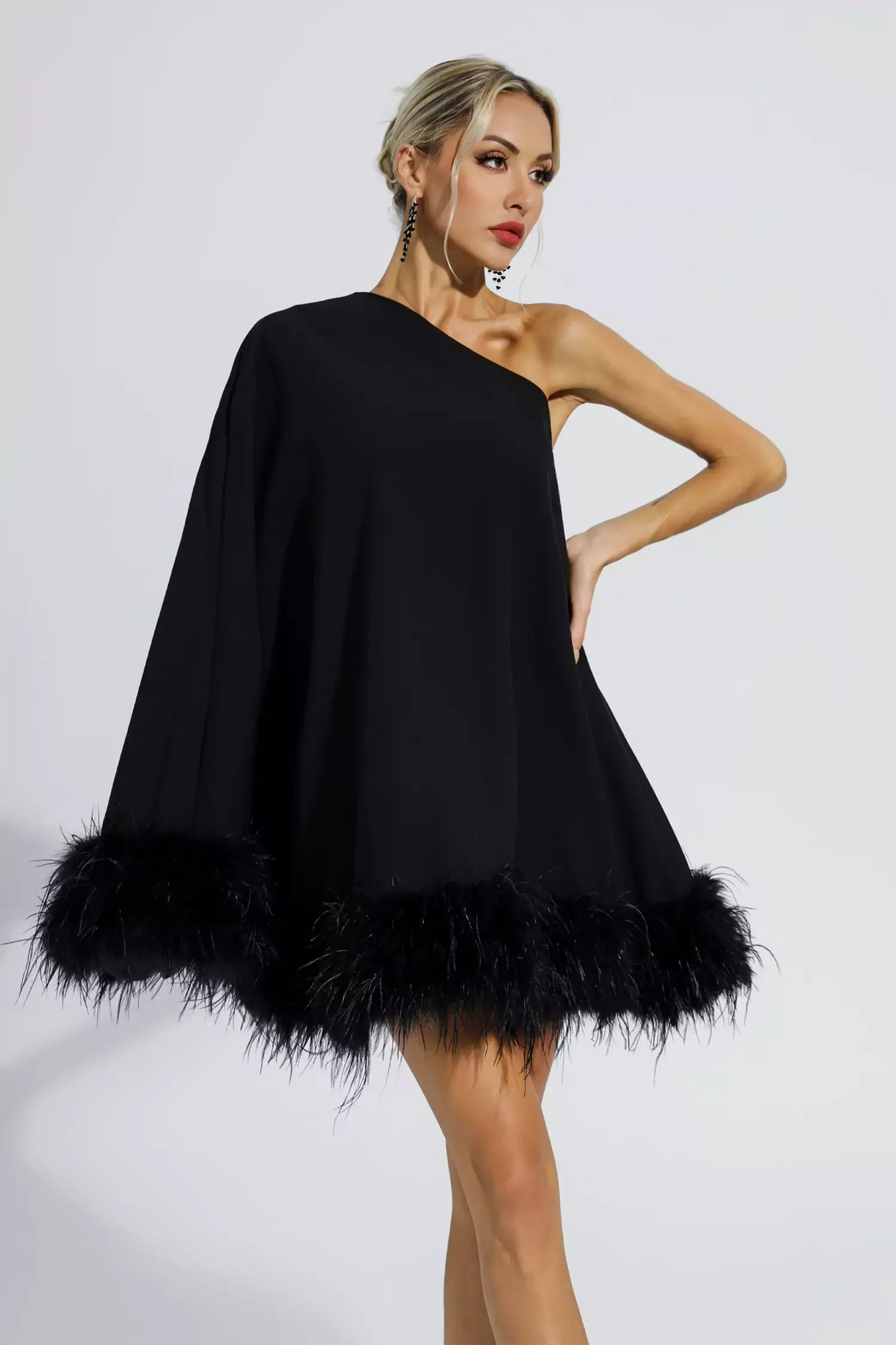 Kim – Mini Kleid mit Federbesatz und Einem Schulter