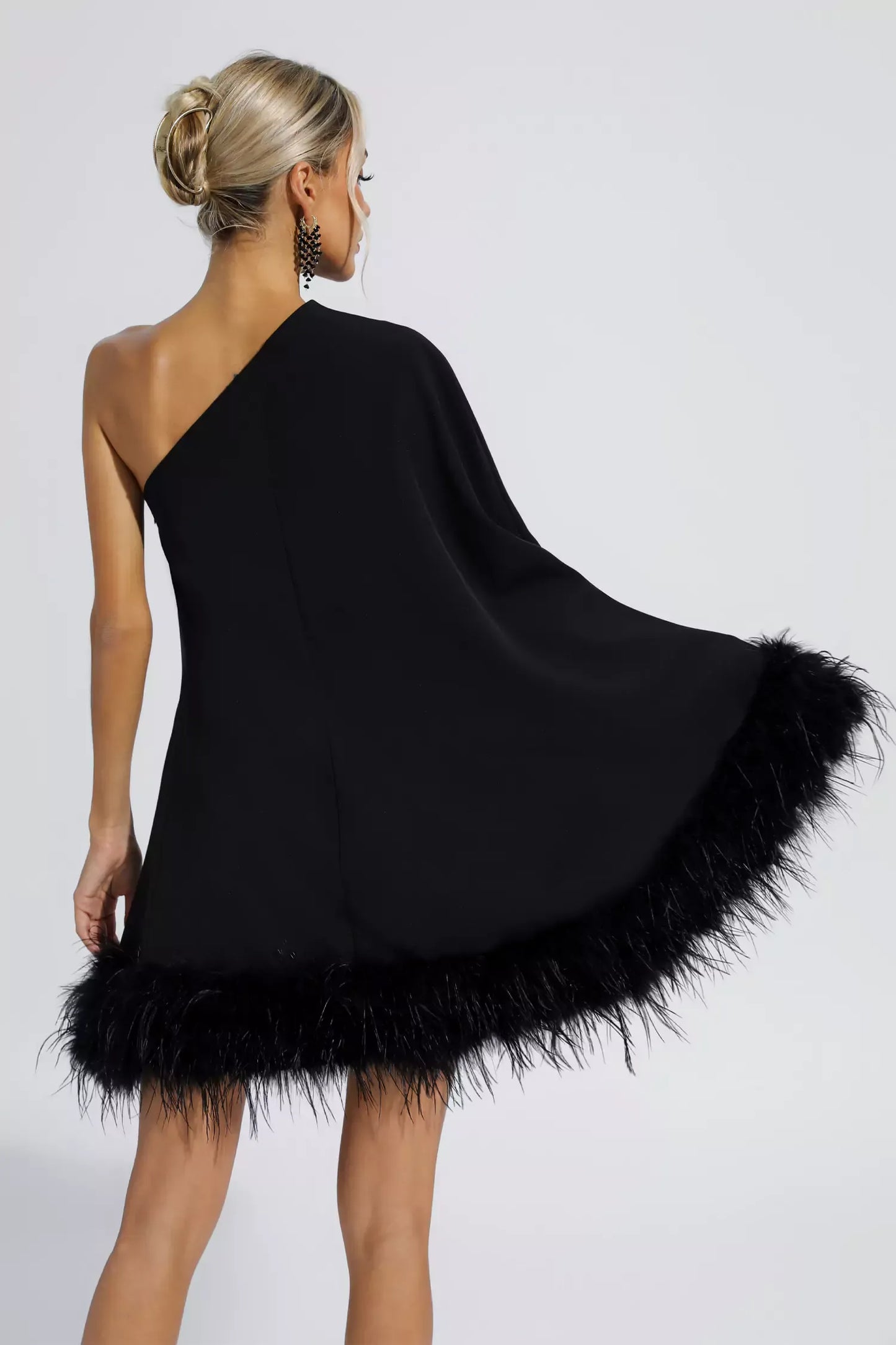 Kim – Mini Kleid mit Federbesatz und Einem Schulter