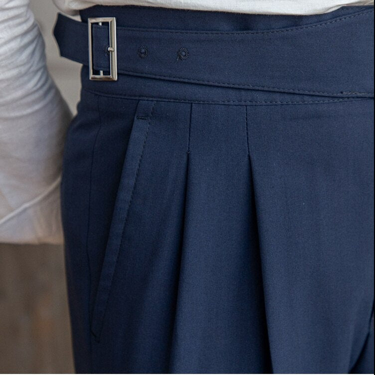 Herren High-Waist Anzughose mit Bundfalte und seitlicher Schnalle – Eleganter Business- und Freizeitstil