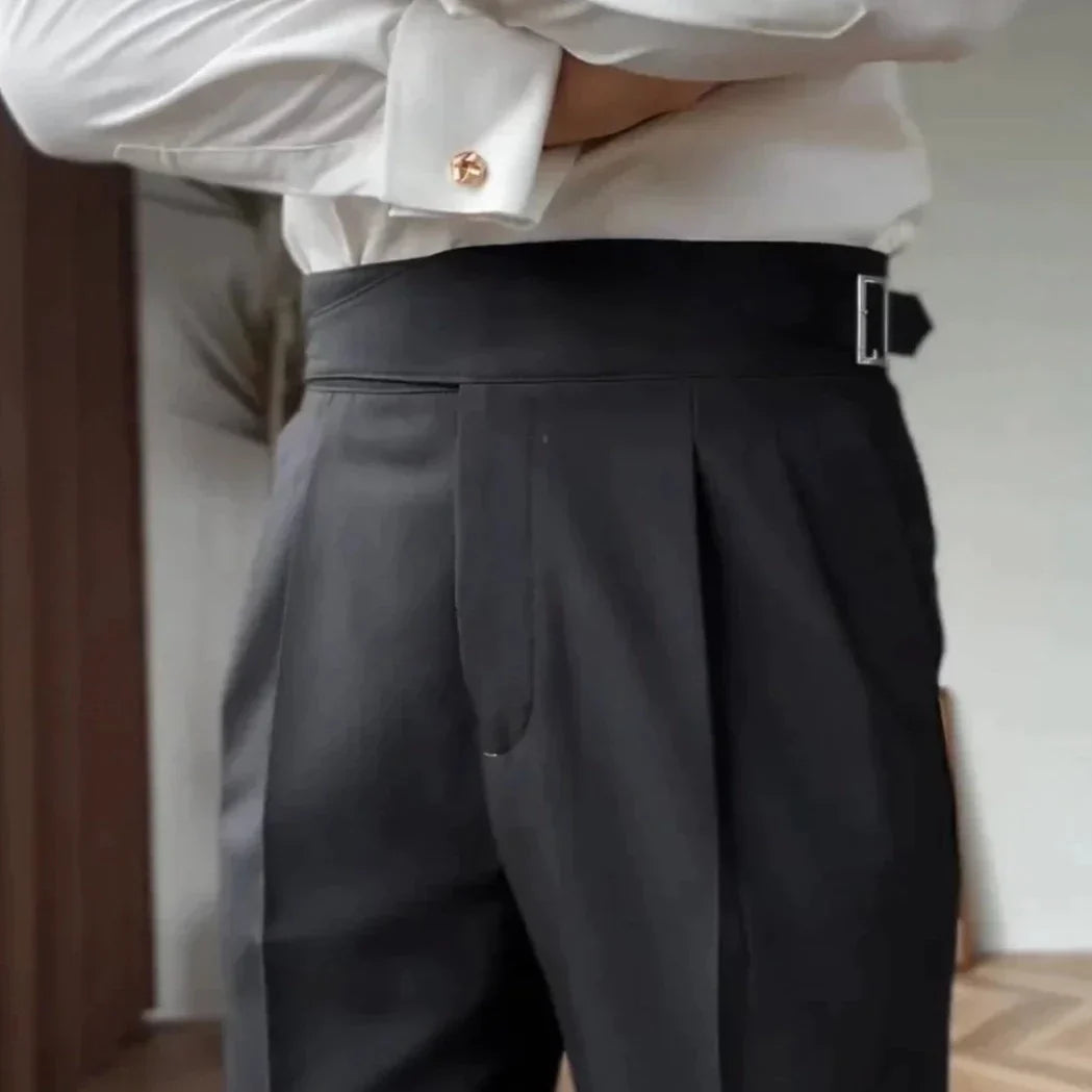 Herren High-Waist Anzughose mit Bundfalte und seitlicher Schnalle – Eleganter Business- und Freizeitstil