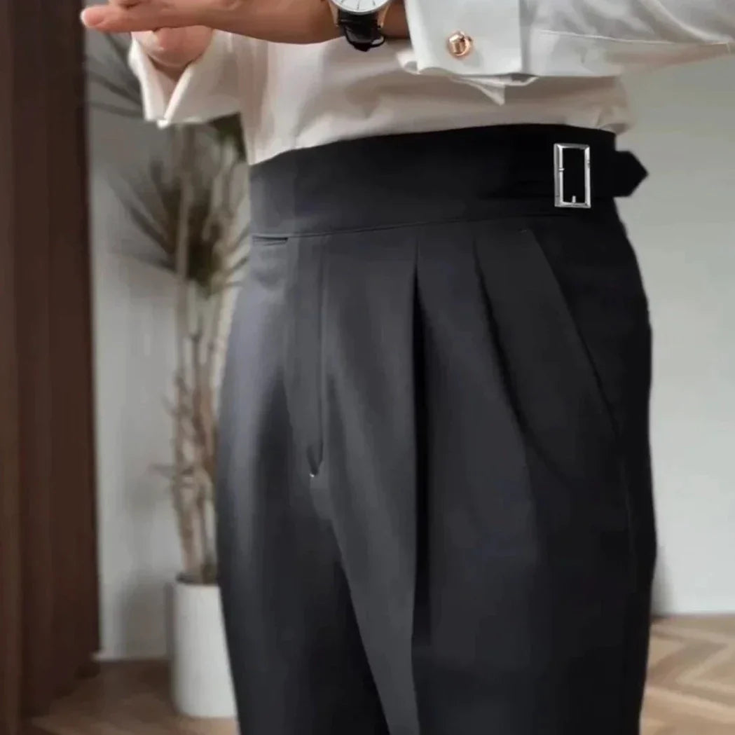 Herren High-Waist Anzughose mit Bundfalte und seitlicher Schnalle – Eleganter Business- und Freizeitstil