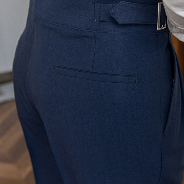 Herren High-Waist Anzughose mit Bundfalte und seitlicher Schnalle – Eleganter Business- und Freizeitstil