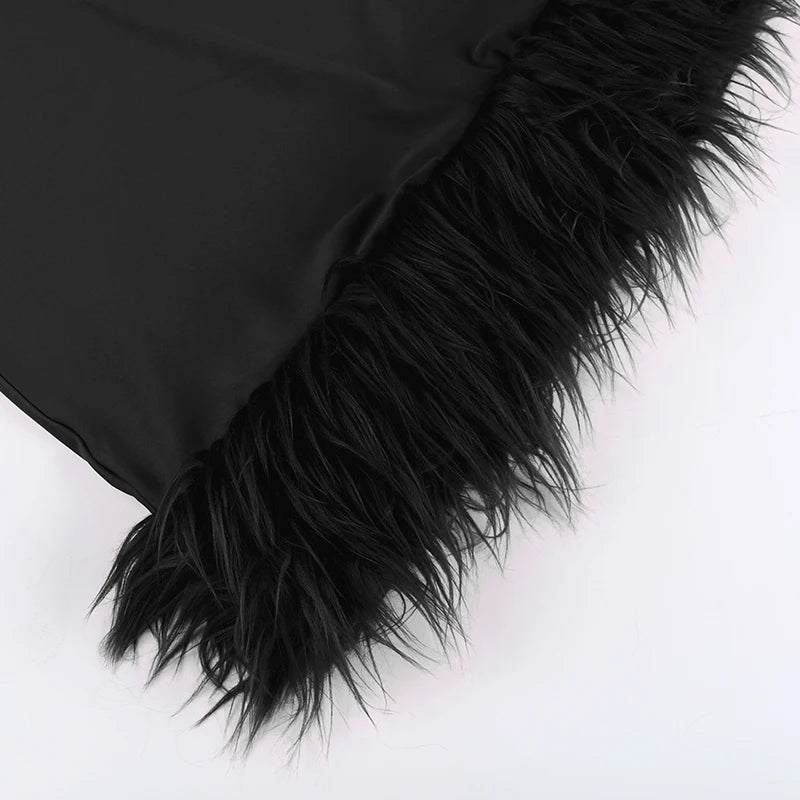 Kim – Mini Kleid mit Federbesatz und Einem Schulter