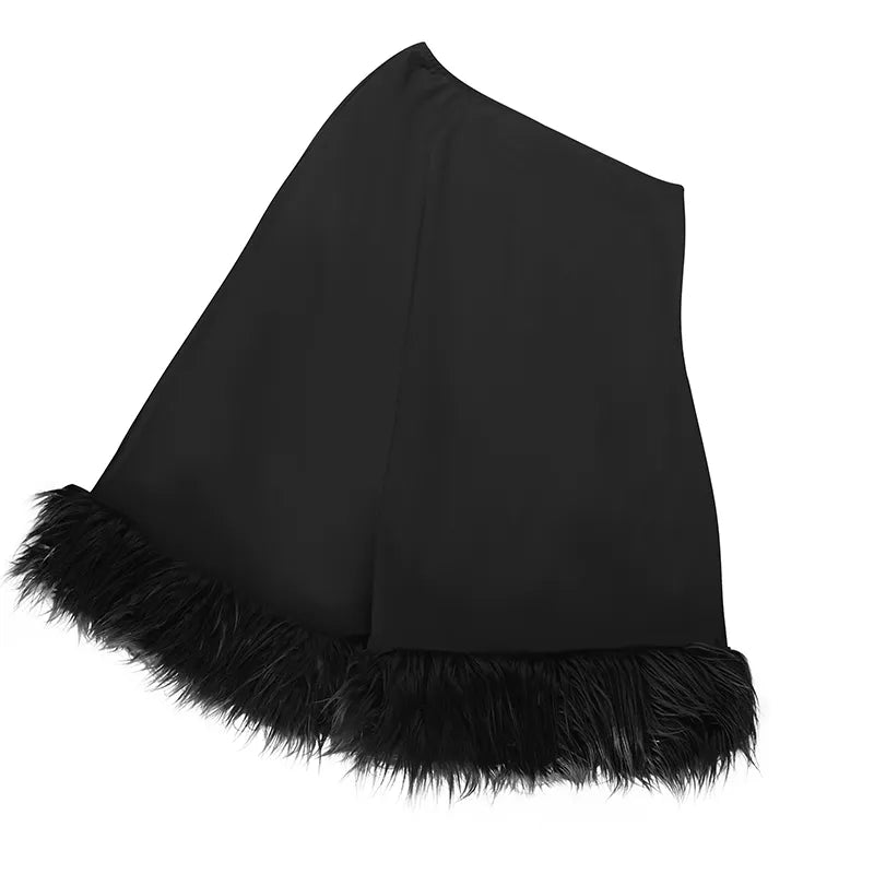 Kim – Mini Kleid mit Federbesatz und Einem Schulter
