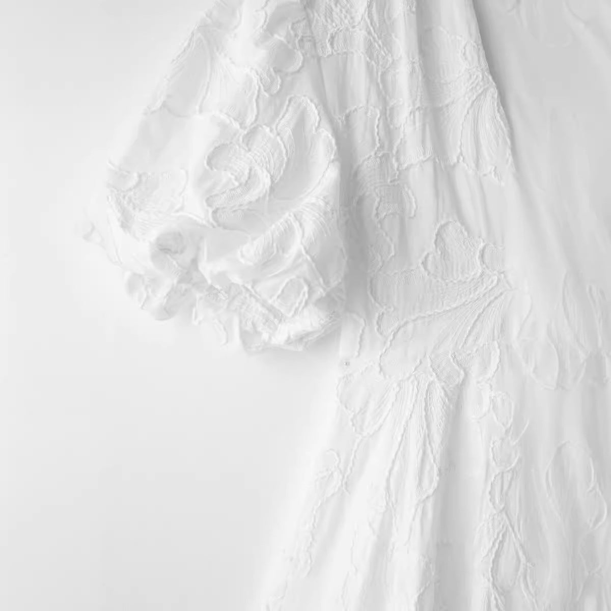 Lydia – Einfaches, flauschiges Kleid mit Stickerei für Damen im Frühling