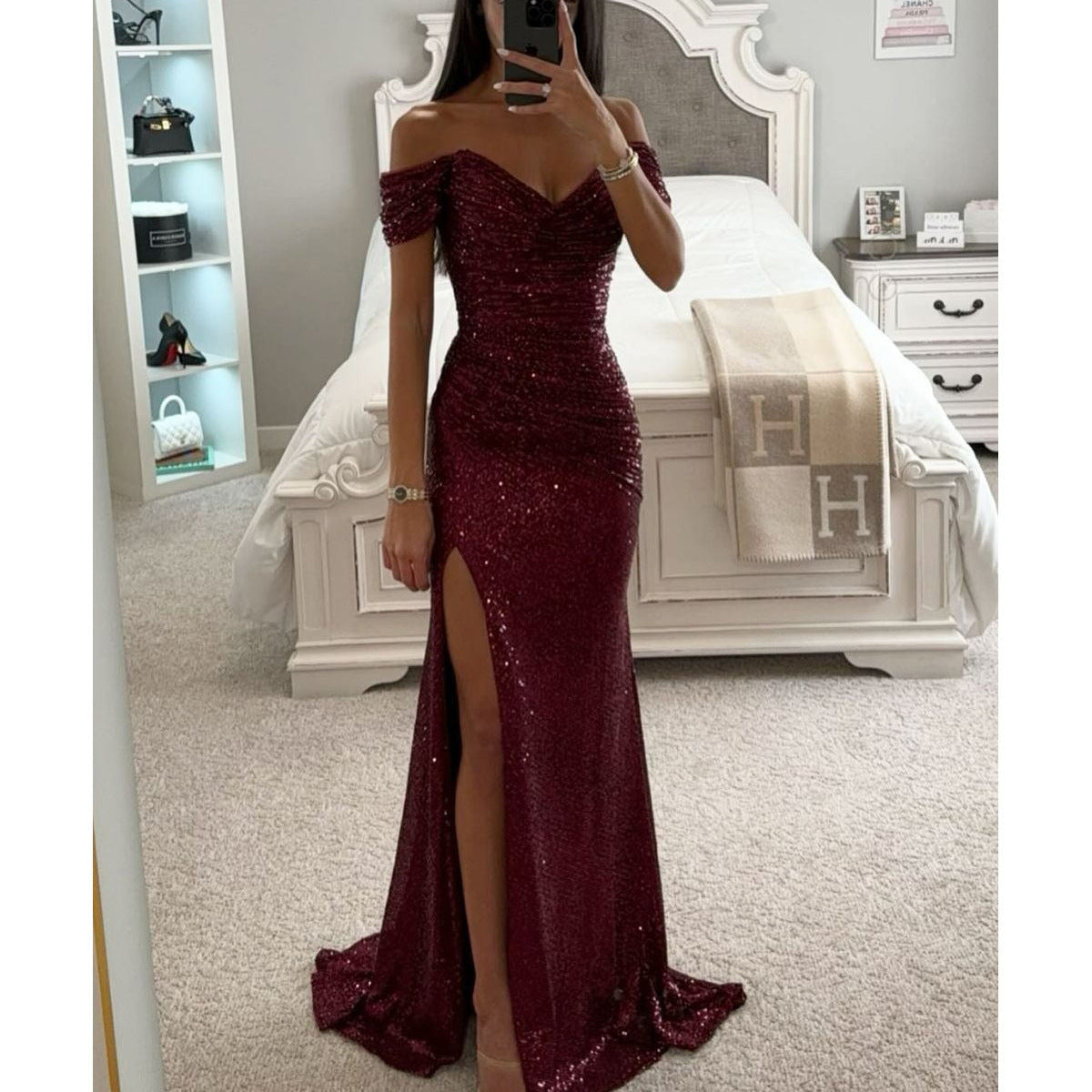 Tara – Funkelndes Off-Shoulder Kleid mit Schlitz