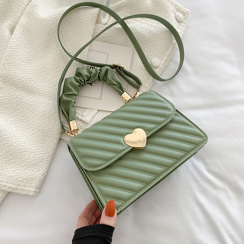 Wendy – Modische Schultertasche mit Ketten und Liebes-Metall-Design