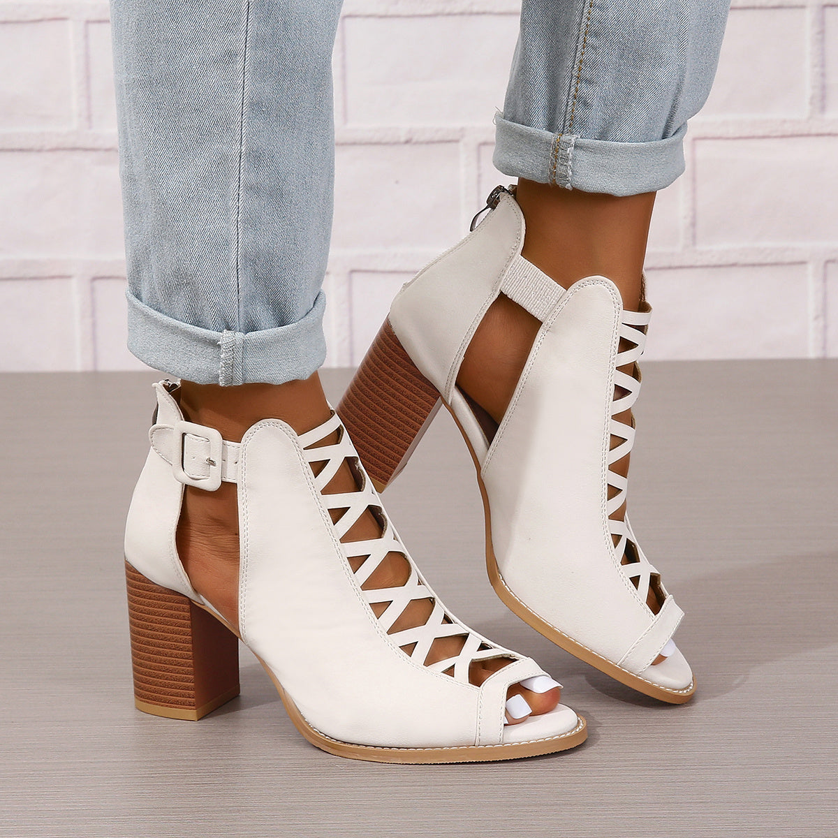 Christine – Hochhackige Sandalen mit runder Zehenpartie und Schnalle