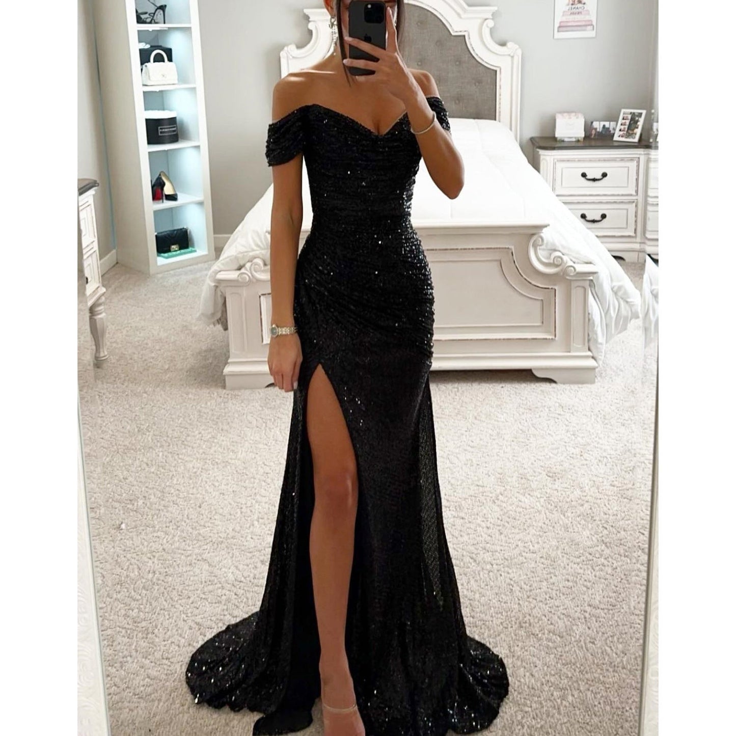 Tara – Funkelndes Off-Shoulder Kleid mit Schlitz