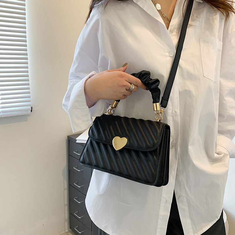 Wendy – Modische Schultertasche mit Ketten und Liebes-Metall-Design