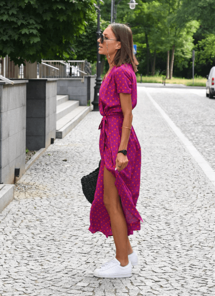 Amy – Midikleid mit Blumenmuster und V-Ausschnitt