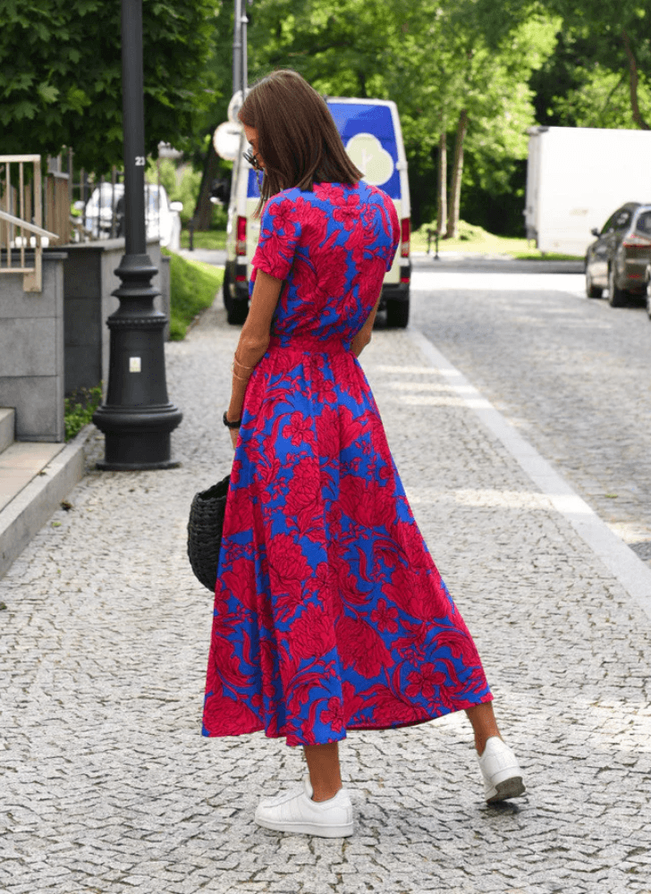 Amy – Midikleid mit Blumenmuster und V-Ausschnitt