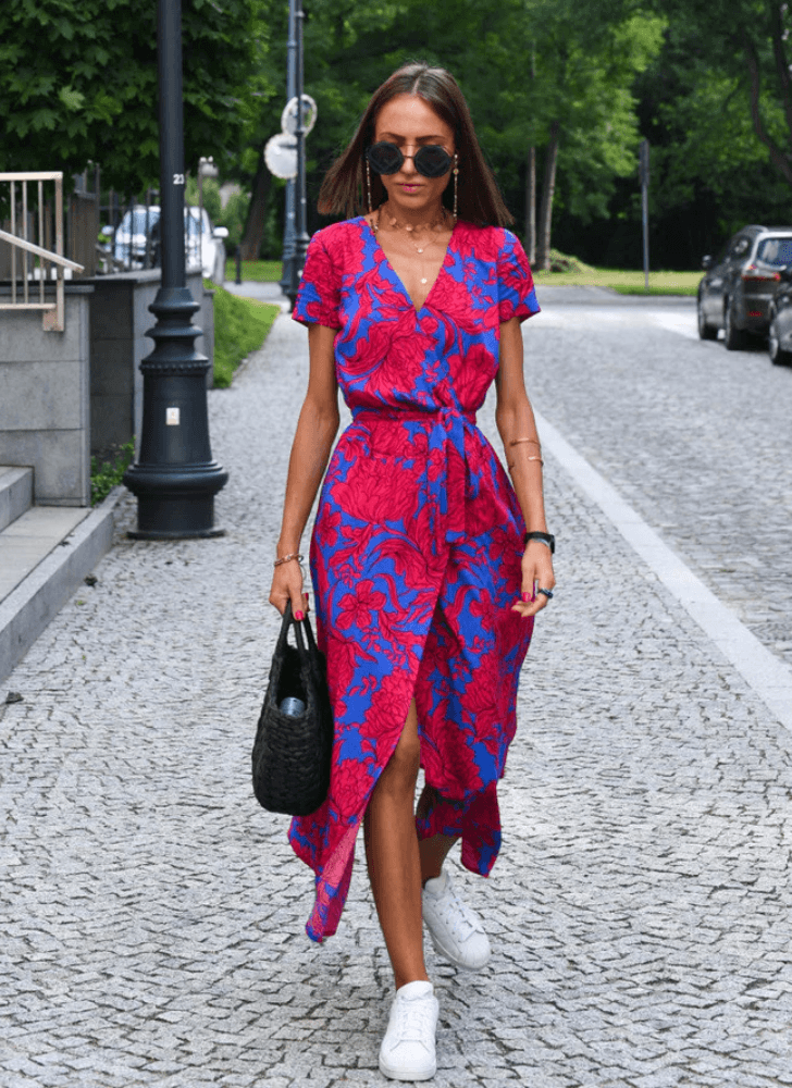 Amy – Midikleid mit Blumenmuster und V-Ausschnitt