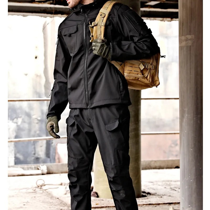 Herren Outdoor Tactical Softshell Anzug – Wind- & Wasserdichte Funktionsjacke mit Hose für Abenteuer, Wandern & Survival