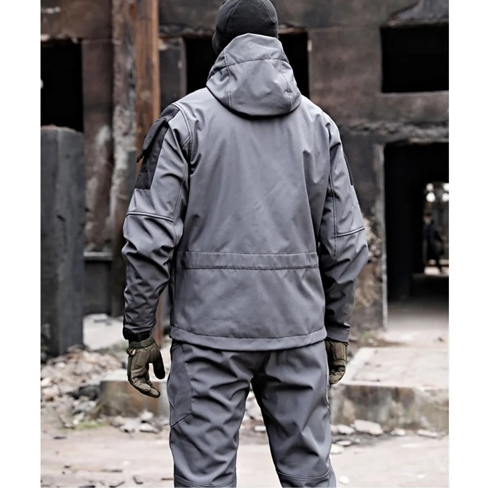 Herren Outdoor Tactical Softshell Anzug – Wind- & Wasserdichte Funktionsjacke mit Hose für Abenteuer, Wandern & Survival
