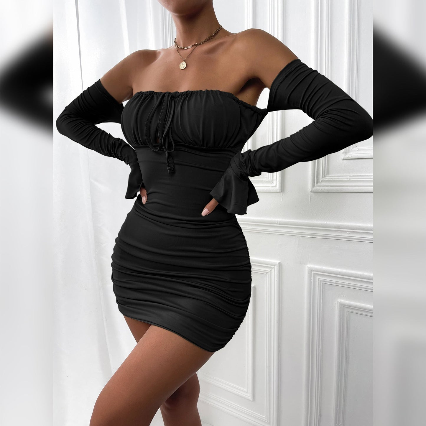 Karen – Sexy Off-shoulder Langarmkleid mit Raffung und Falten