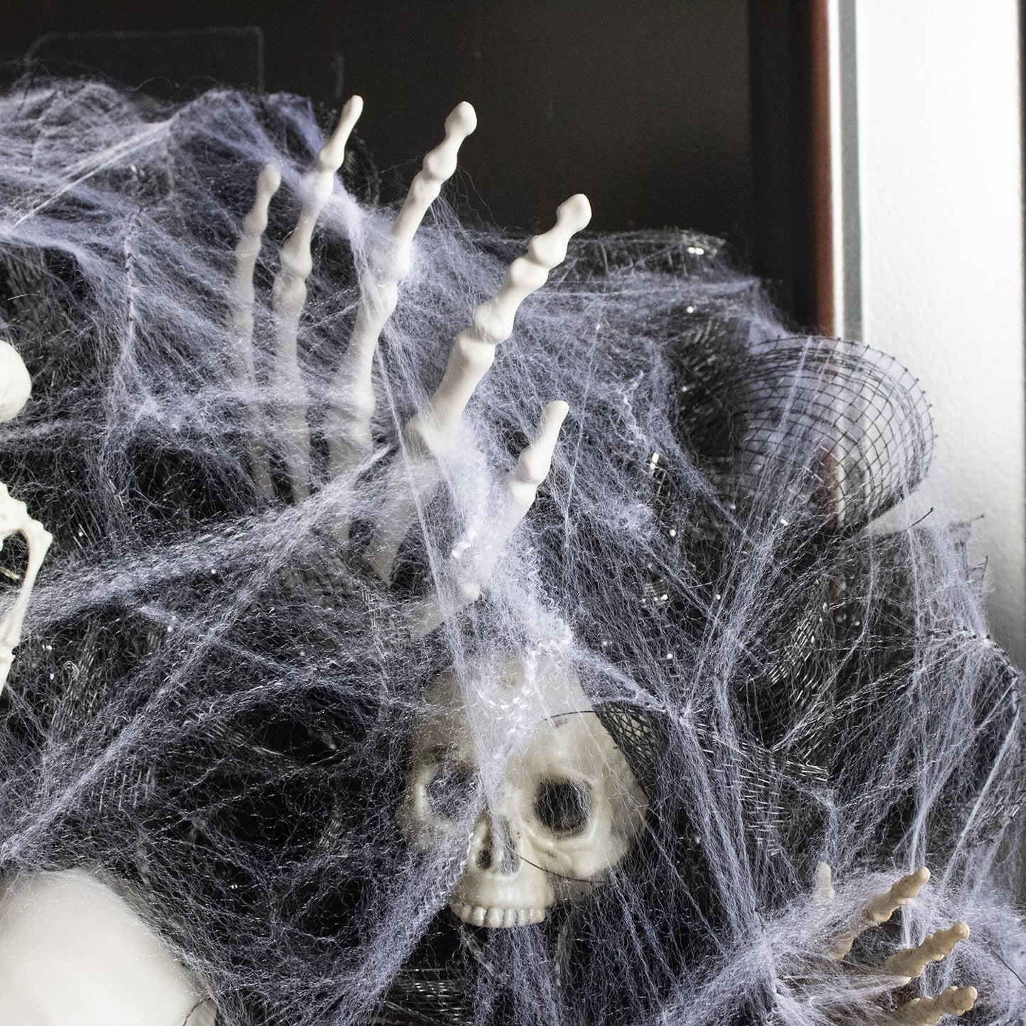 Halloween Door Wreath Skeleton Decoration – Spooky Door Ornament for Halloween Parties & Decor