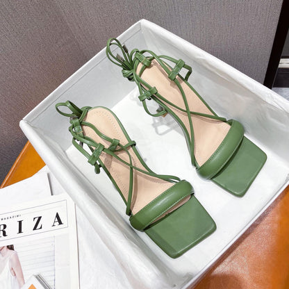Emma – Stiletto-Absatz mit Cutout und Knöchelriemen