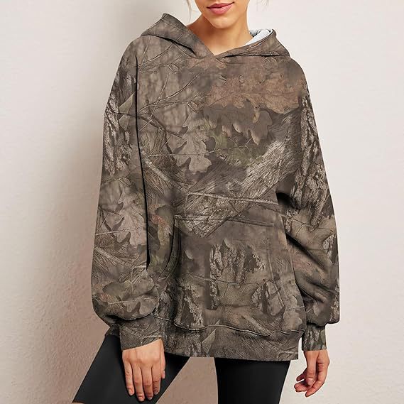 Margaret – Übergroßer Sport Hoodie mit Camouflage-Print und Ahornblatt-Muster