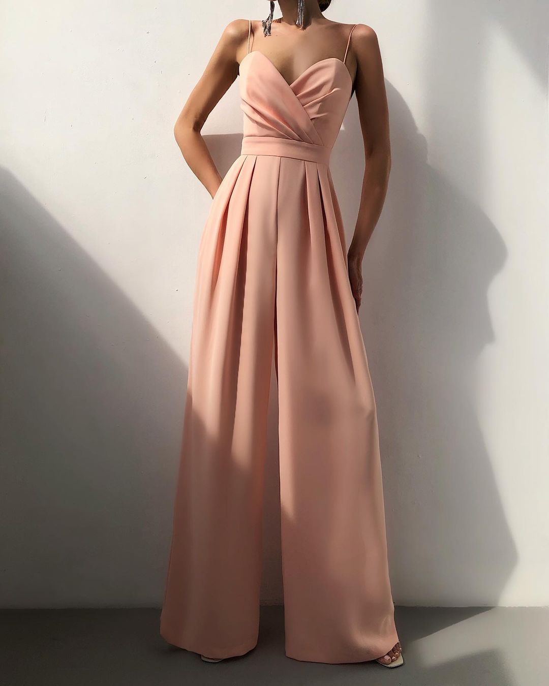 Shirley – Minimalistischer Jumpsuit mit geradem Bund und Mopp