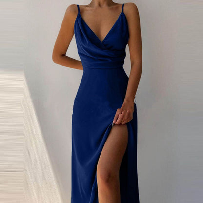 Leah – V-Ausschnitt Slip-Kleid mit niedrigem Ausschnitt und bedrucktem Schlitz