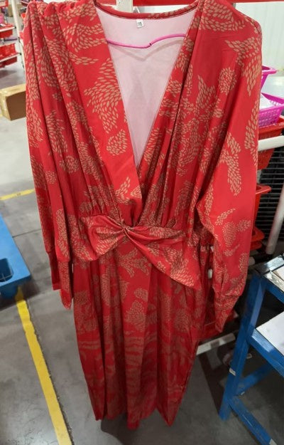 Sophie – Gemaltes V-Ausschnitt Kleid mit neun Viertel Ärmeln