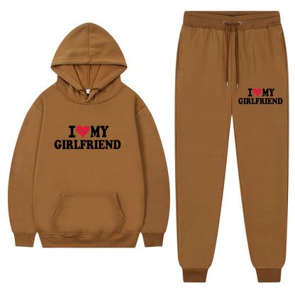 Sandra – Lässiger Anzug mit I Love My Girlfriend Print