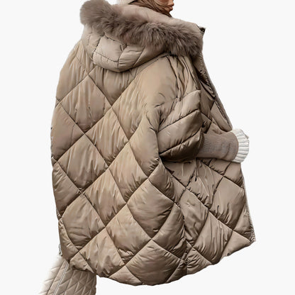 Women's winter quilted jacket with hood and oversize look – fashionable outdoor jacket for cold days