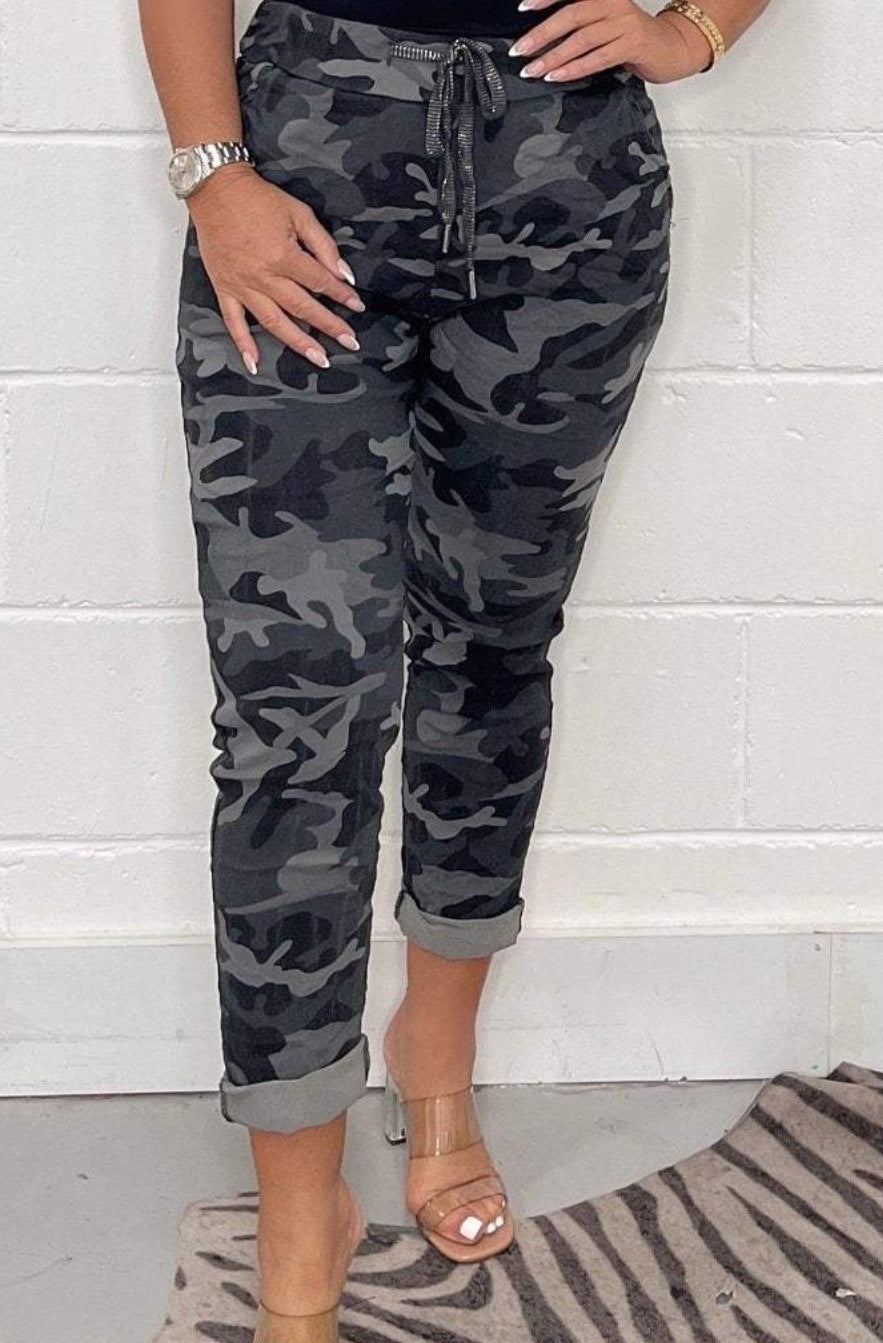 Tanya – Lockere Sporthose mit Camouflage- oder Leopardenmuster für Damen