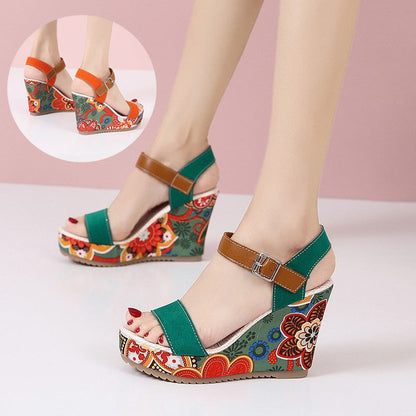 Lynda – Bestickte Damen-Wedgesandalen mit hohem Absatz