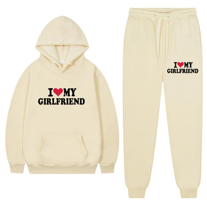 Sandra – Lässiger Anzug mit I Love My Girlfriend Print