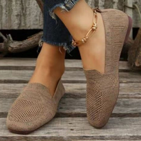 Judith – Flat women's pumps made of vegan leather with square toe box