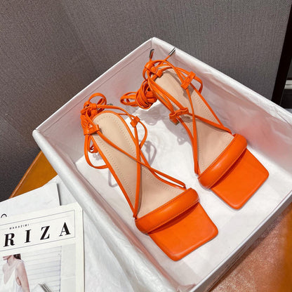 Emma – Stiletto-Absatz mit Cutout und Knöchelriemen